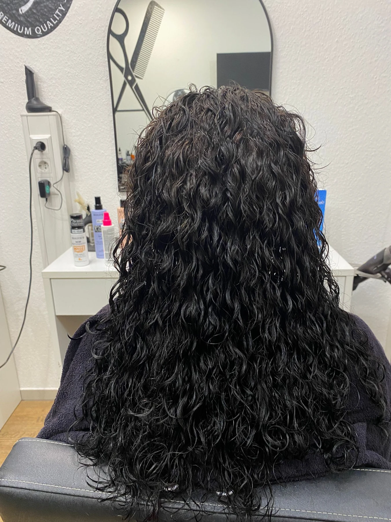 Definierte dunkle Locken nach dem Styling