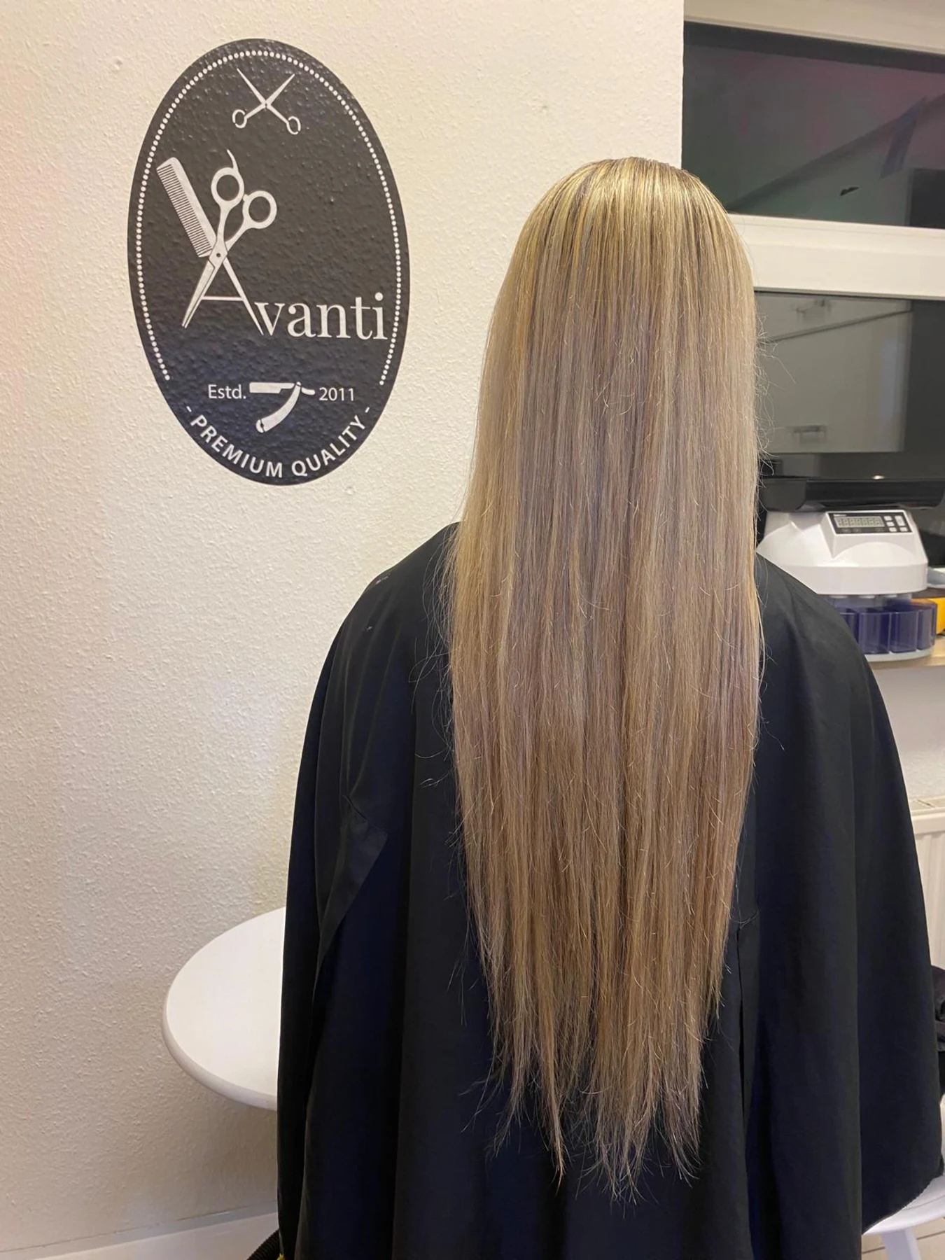Glattes blondes Haar nach dem Friseurbesuch im Avanti Haarstudio