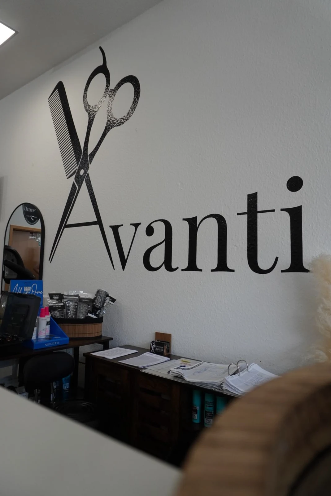 Avanti Schriftzug im Salon