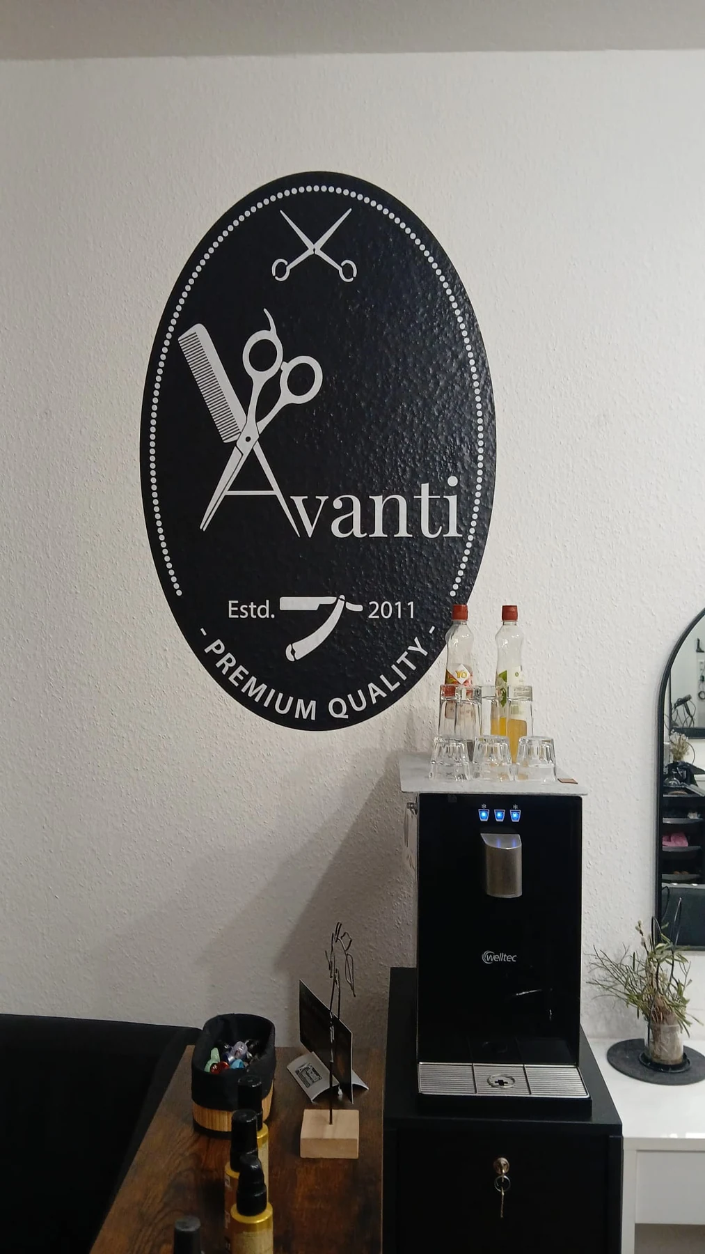 Avanti Logo an der Salonwand
