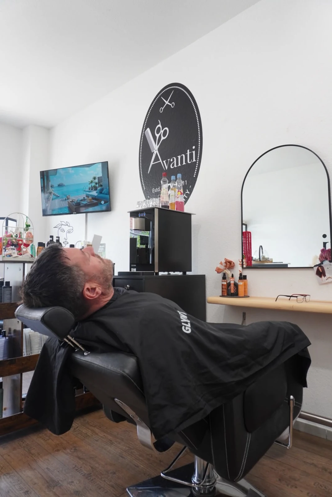 Entspannter Moment im Friseurstuhl